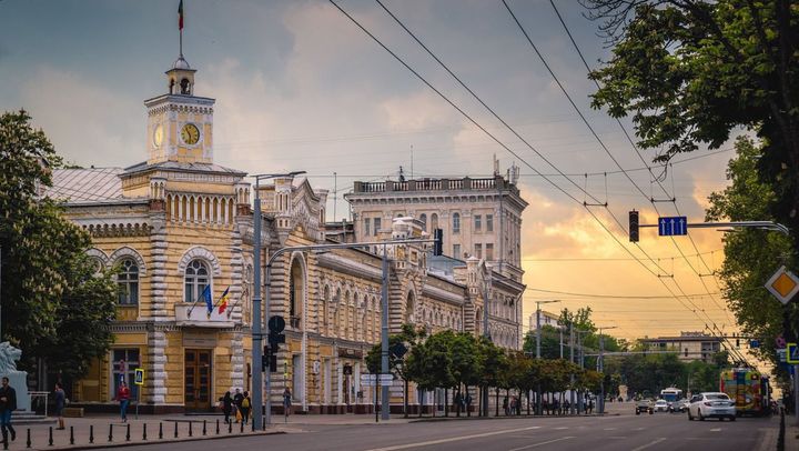 UPDATE/ Funcționarii din primării vor primi sporuri lunare. Proiectul, votat în lectura a doua