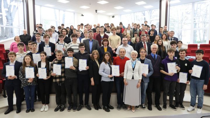 Cei mai buni elevi la fizică: Cine sunt premianții Olimpiadei Republicane