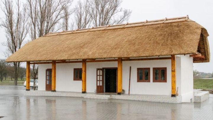 FOTO/ În sudul țării fost construită o casă-muzeu: Are tindă, cămară și bucătărie de vară ca pe vremuri
