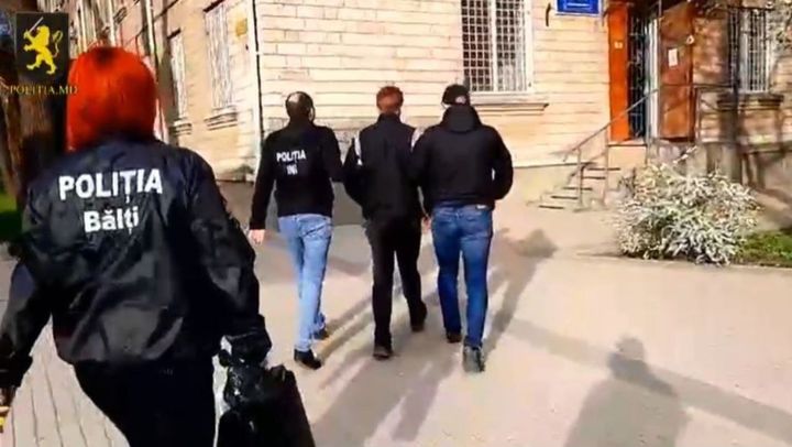 VIDEO/ Percheziții la Bălți într-un dosar de trafic de droguri. Trei persoane au fost reținute