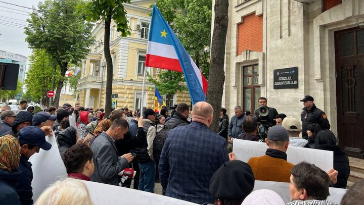 FOTO/ Protest în fața CA. Manifestanții „cer dreptate” pentru postul public de televiziune din Găgăuzia