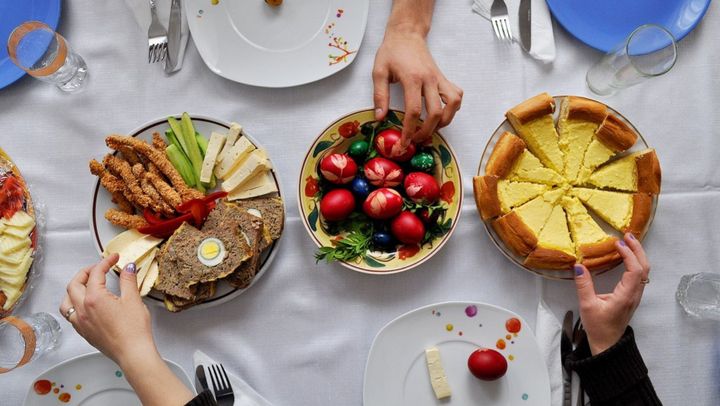 Atenție la masa de Paști: ANSP vine cu recomandări pentru o alimentație rațională în perioada sărbătorilor