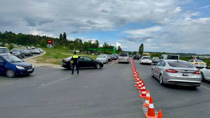 Flux sporit de mașini la intrarea în Chișinău. În satul Mitoc, a fost aplicată circulația pe bandă reversibilă