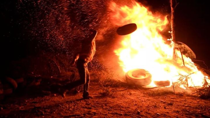 Agenția de Mediu atenționează: Arderea anvelopelor în noapte de Paști, interzisă. Ce amenzi riscă cetățenii