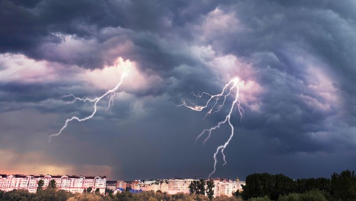 O nouă zi cu ploi. Meteorologii prelungesc codul galben de instabilitate atmosferică