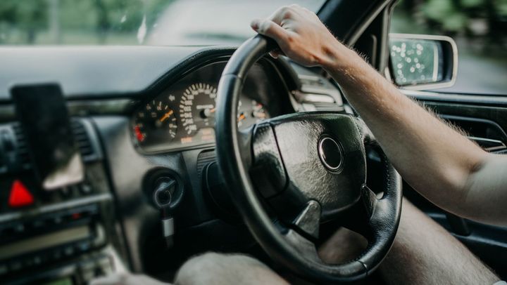 Cerințe noi pentru șoferii care conduc mașini cu volanul pe dreapta. Ce modificări a aprobat Guvernul