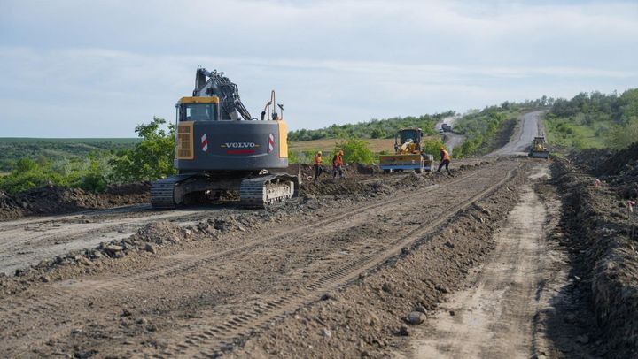 FOTO/ Un drum din sud-estul țării a intrat în reparație: Vor fi reabilitați circa 22,5 kilometri și patru poduri