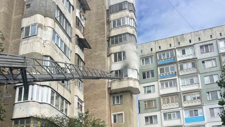 Incendiu într-un bloc de locuit din Bălți. Doi vârstnici au avut nevoie de îngrijiri medicale