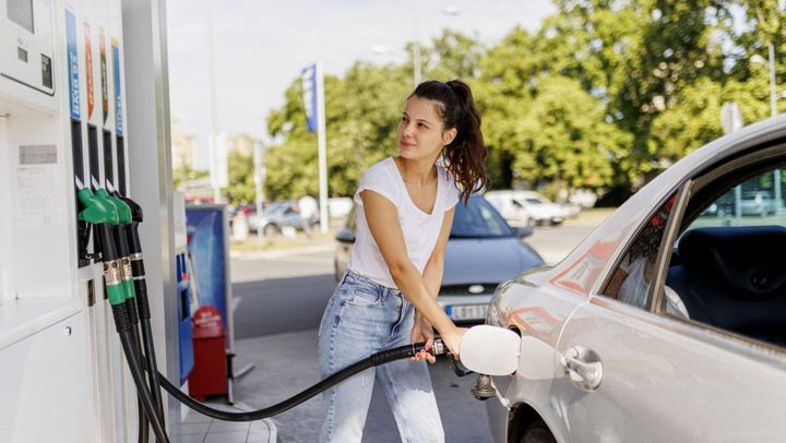 Primele zile de vară aduc vești bune pentru șoferi. Benzina se ieftinește cu 10 bani, iar motorina - cu 7