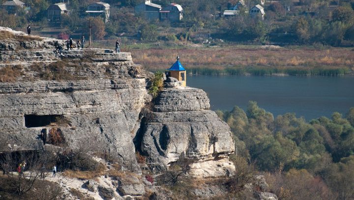 Un tânăr a căzut de pe o stâncă de 30 de metri, la Saharna. Ce spun reprezentanții spitalului din Rezina