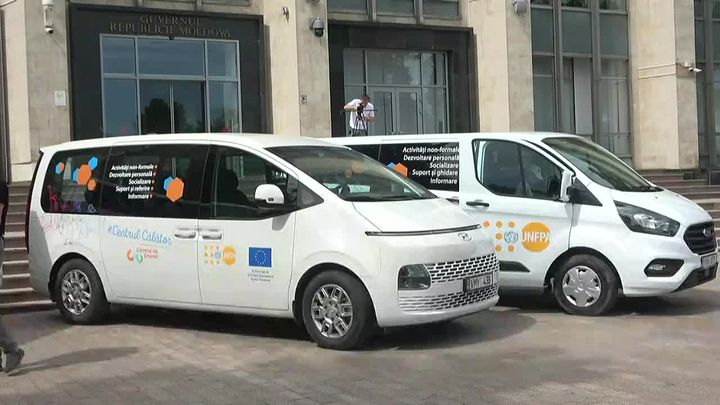 Cinci centre de tineret din țară au recepționat câte un microbuz, în cadrul Programului „Spații Sigure Mobile”