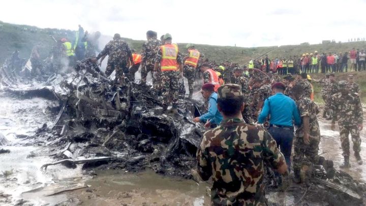 Un avion s-a prăbuşit la decolare în Nepal: un singur supraviețuitor și 18 morți