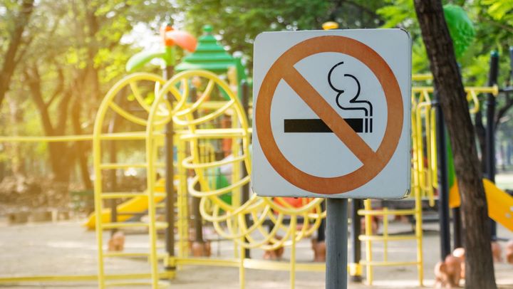 Fumatul ar putea fi interzis la terase, în parcuri și stații de așteptare. Proiect pe agenda Guvernului