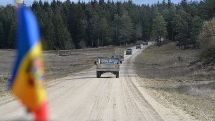 Tehnică militară, pe drumurile din Bălți. Cetățenii sunt îndemnați să nu distribuie falsuri