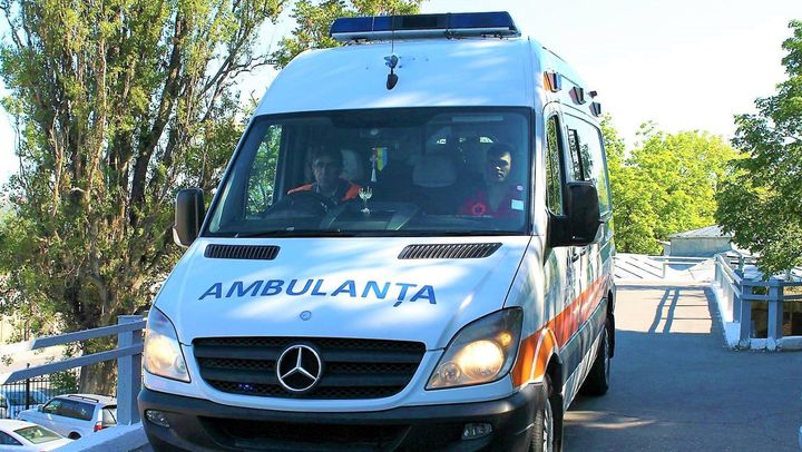 Felcer de pe ambulanță, lovit cu pumnul de către un pacient beat. Lucrătorul medical a ajuns la spital