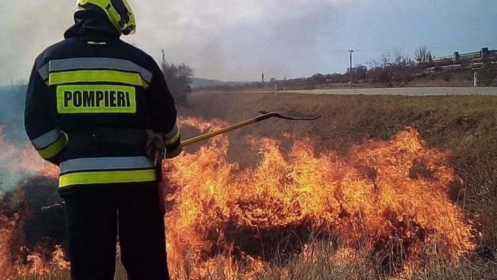 Pompierii avertizează despre izbucnirea incendiilor de vegetație. Recomandări pentru cetățeni