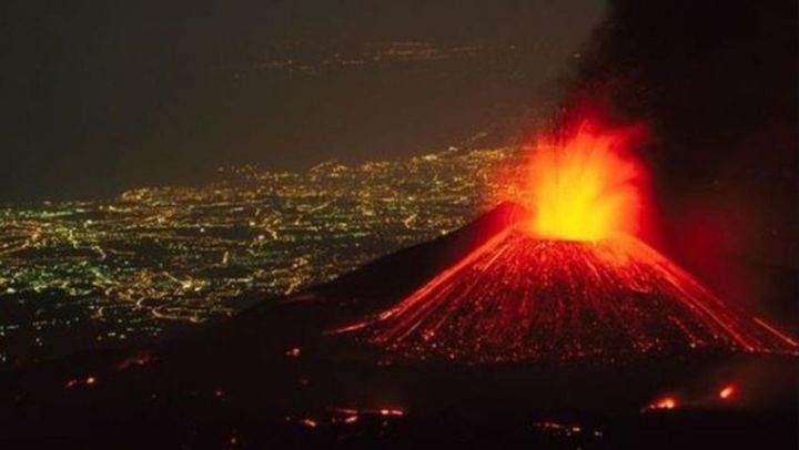 Alertă roșie în Italia, după erupția vulcanului Stromboli. Aeroportul din Catania a fost închis