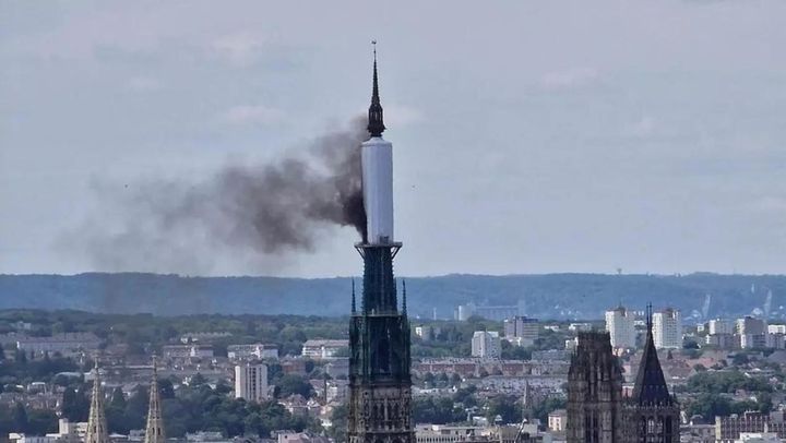 Incendiu la catedrala din Rouen din nordul Franței: Turla monumentului a fost cuprinsă de flăcări