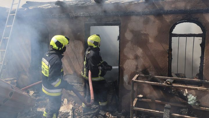 Incendiu de vegetație în orașul Codru. Flăcările au mistuit două vile, iar un bărbat a ajuns la spital