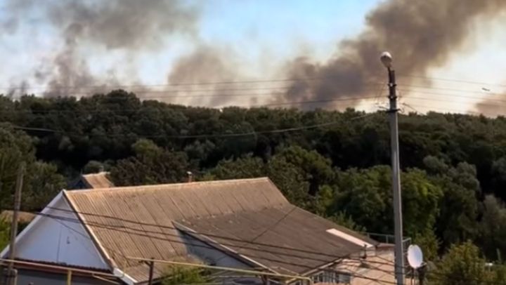 VIDEO/ Incendiu de proporții în Ucraina, în apropiere de localitățile de frontieră Tudora și Palanca