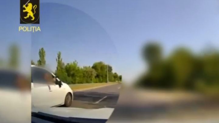 Împușcături în capitală. Un bărbat a scos pistolul pe geamul mașinii și a tras, din mers, într-un alt automobil