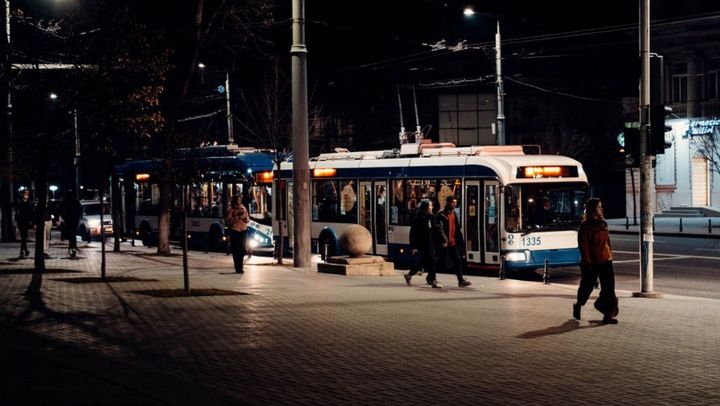 Timp de două zile, programul mai multor rute de troleibuz și autobuz din capitală va fi prelungit