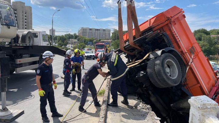 O autospecială riscă să se prăbușească de pe podul de pe strada Ismail din capitală - FOTO/VIDEO