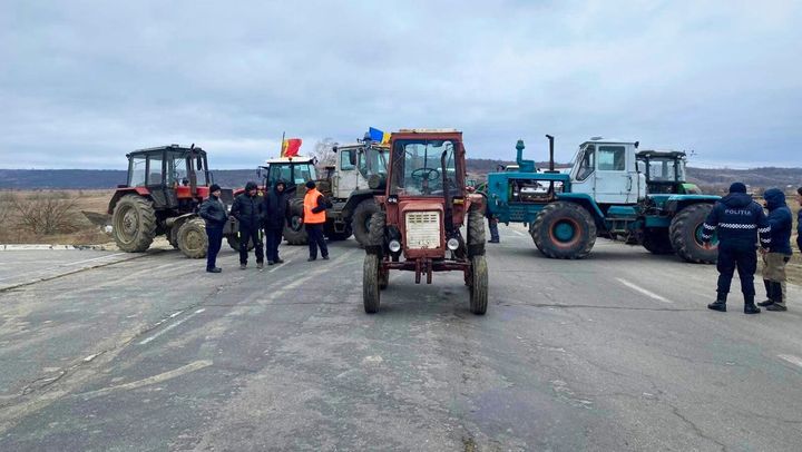 Proteste. Fermierii din sudul țării scot tehnica agricolă pe drumurile naționale