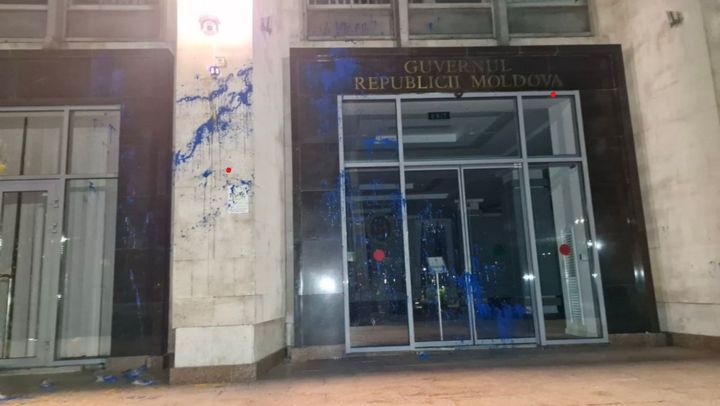 Casa Guvernului și sediul Ministerului Muncii au fost vandalizate. Două persoane, reținute