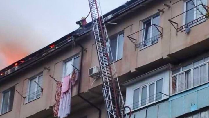 Incendiul de la mansarda unui bloc din capitală: Au fost afectate 18 apartamente