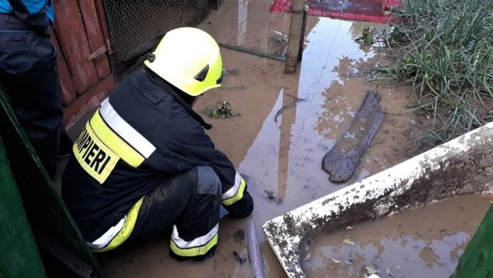 Precipitații abundente în sudul țării. Pompierii au salvat trei maturi și un nou-născut din calea apelor