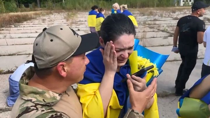 „Mămica, sunt în Ucraina”. Încă 49 de ucraineni au revenit acasă din captivitatea rusă - FOTO/VIDEO