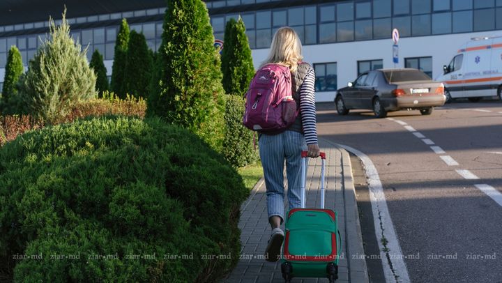 Furt la Aeroportul din Chișinău: Un bărbat ar fi lăsat o pasageră fără geantă