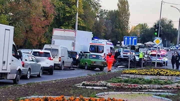 Accident grav cu patru mașini în Chișinău. O persoană a murit pe loc