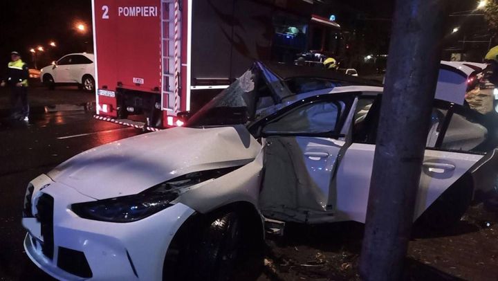 Accident nocturn în sectorul Botanica: Un BMW s-a izbit într-un pilon de electricitate. Șoferul a fost descarcerat