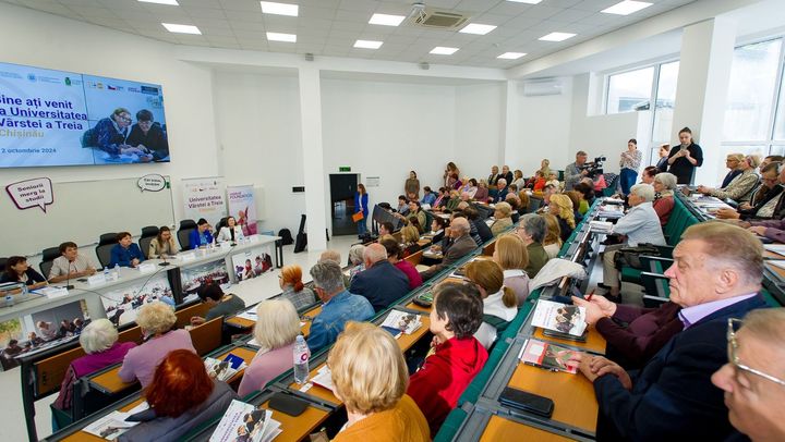 Peste 100 de seniori cu vârste de peste 60 de ani, înscrişi la Universitatea Vârsta a Treia. Ce cursuri vor studia