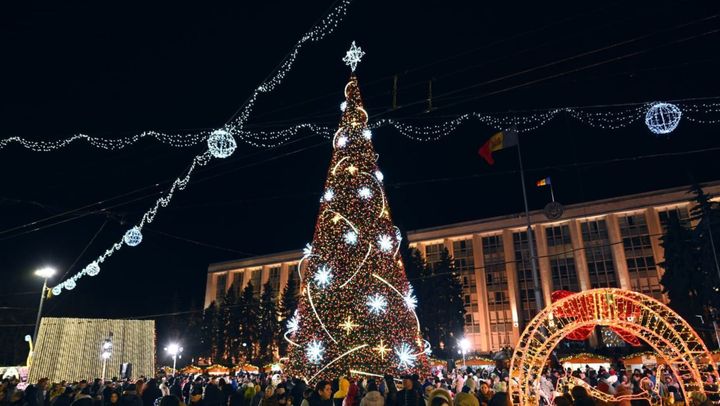 Au început pregătirile pentru inaugurarea pomului de Crăciun. Anunțul făcut de primarul Chișinăului