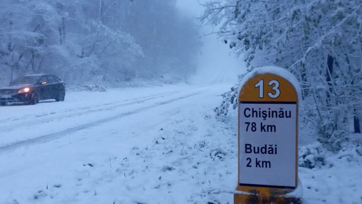 Ninge frumos în R. Moldova. Drumarii intervin cu material antiderapant