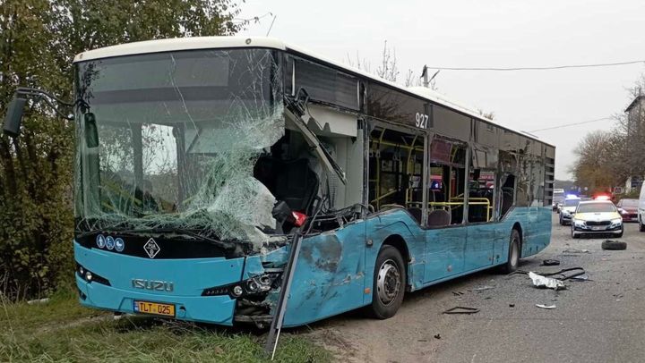 Accident rutier în apropiere de Tohatin, cu implicarea unui autobuz. Șase persoane au ajuns la spital