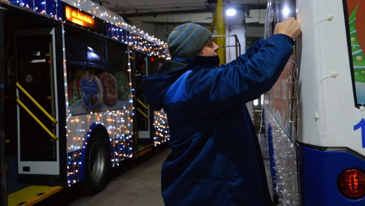 FOTO/ Zeci de troleibuze și autobuze din capitală „îmbracă” straie de sărbătoare