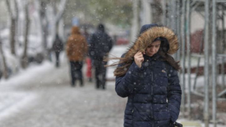 Vreme închisă şi rece, cu ploaie şi lapoviţă în toată ţara, de marţi seara. Anunţul meteorologilor