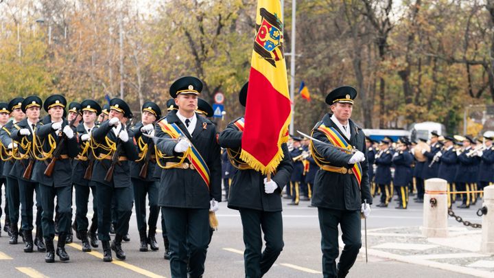 Un pluton de militari moldoveni va participa pe 1 decembrie la parada de la București