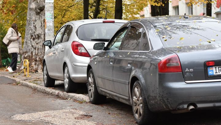 Mașinile parcate în locuri interzise, evacuate doar dacă blochează circulația. Proiect înregistrat la Parlament