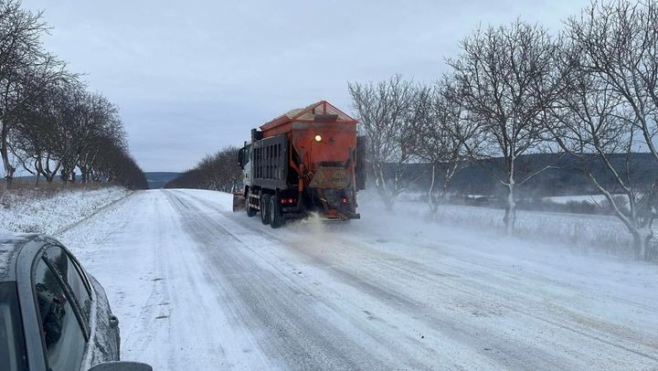 Pe drumurile naționale se circulă în condiții de iarnă. Șoferii, îndemnați să conducă responsabil