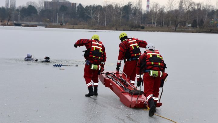 Un pescar a fost salvat după ce s-a prăbușit sub gheața subțire a lacului „La Izvor”