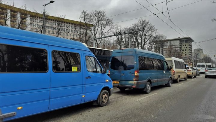 Transportatorii amenință cu proteste. APOTA denunță „probleme profunde” și solicită implicarea lui Recean