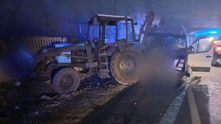 Accident între Chetrosu și Sîngera. Un microbuz de pe ruta Chișinău-Odesa s-a tamponat cu un tractor