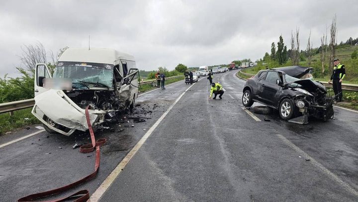Impact frontal între o mașină și un microbuz de rută: Șoferii și patru pasageri au fost transportați la spital
