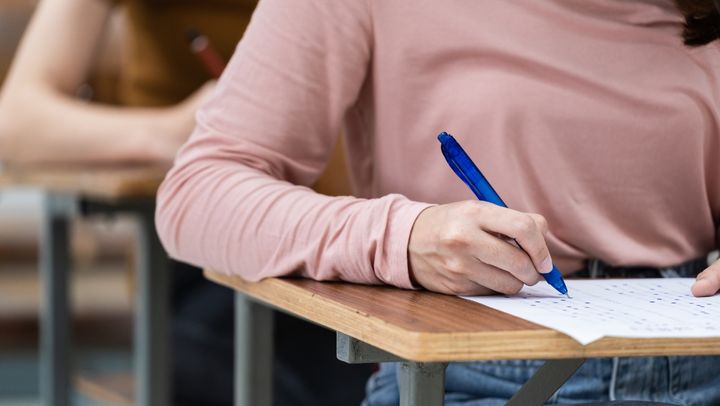 Presupuse teste de la examenele de absolvire, de vânzare pe internet. Ministerul Educației a sesizat Poliția