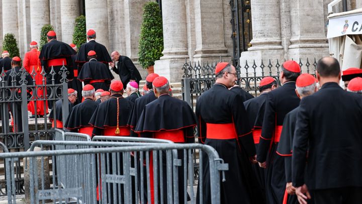 Începe Conclavul. Cardinalii vor fi izolați în Capela Sixtină pentru alegerea noului papă